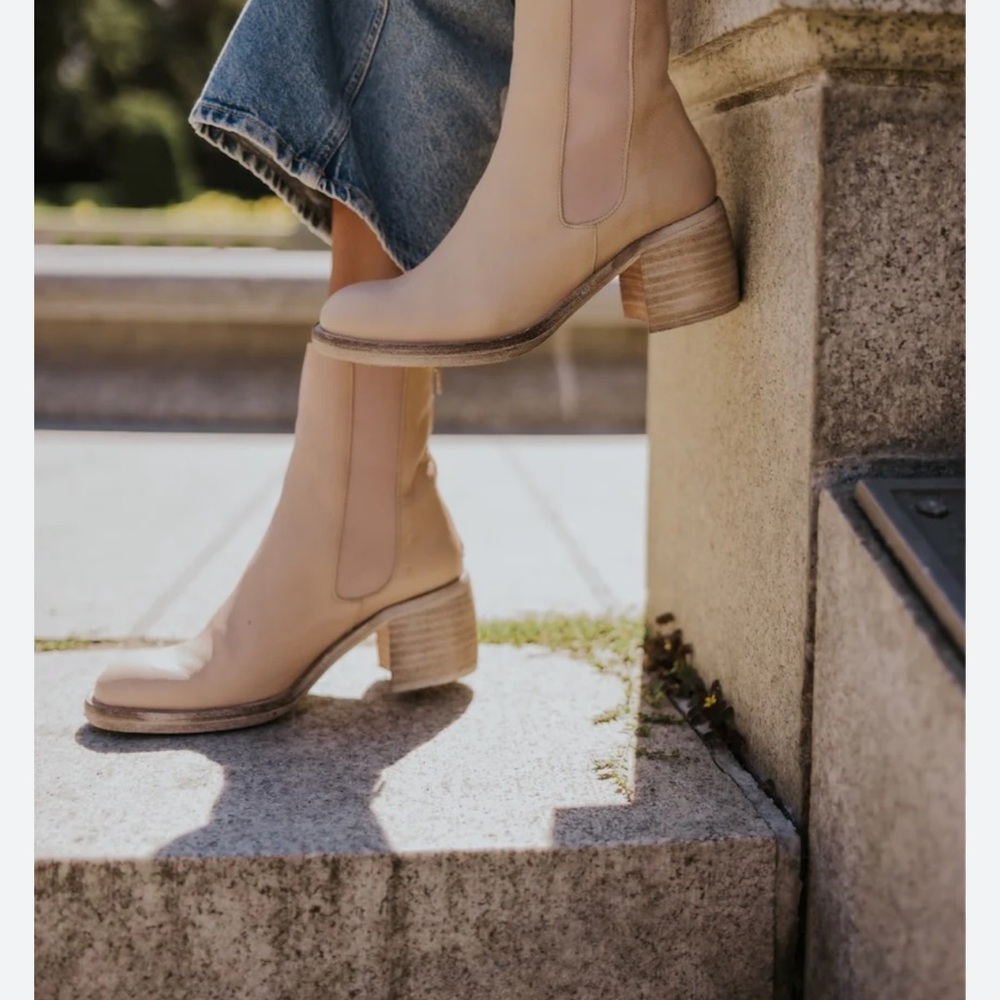 Free People: Essential Chelsea Boot in Sandy Beige EU 40